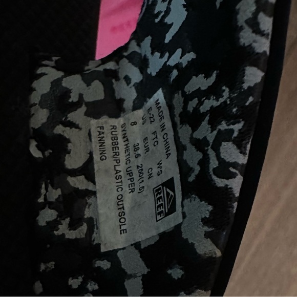 Reef flip flops. Black and White. Size 8 - Picture 6 of 6